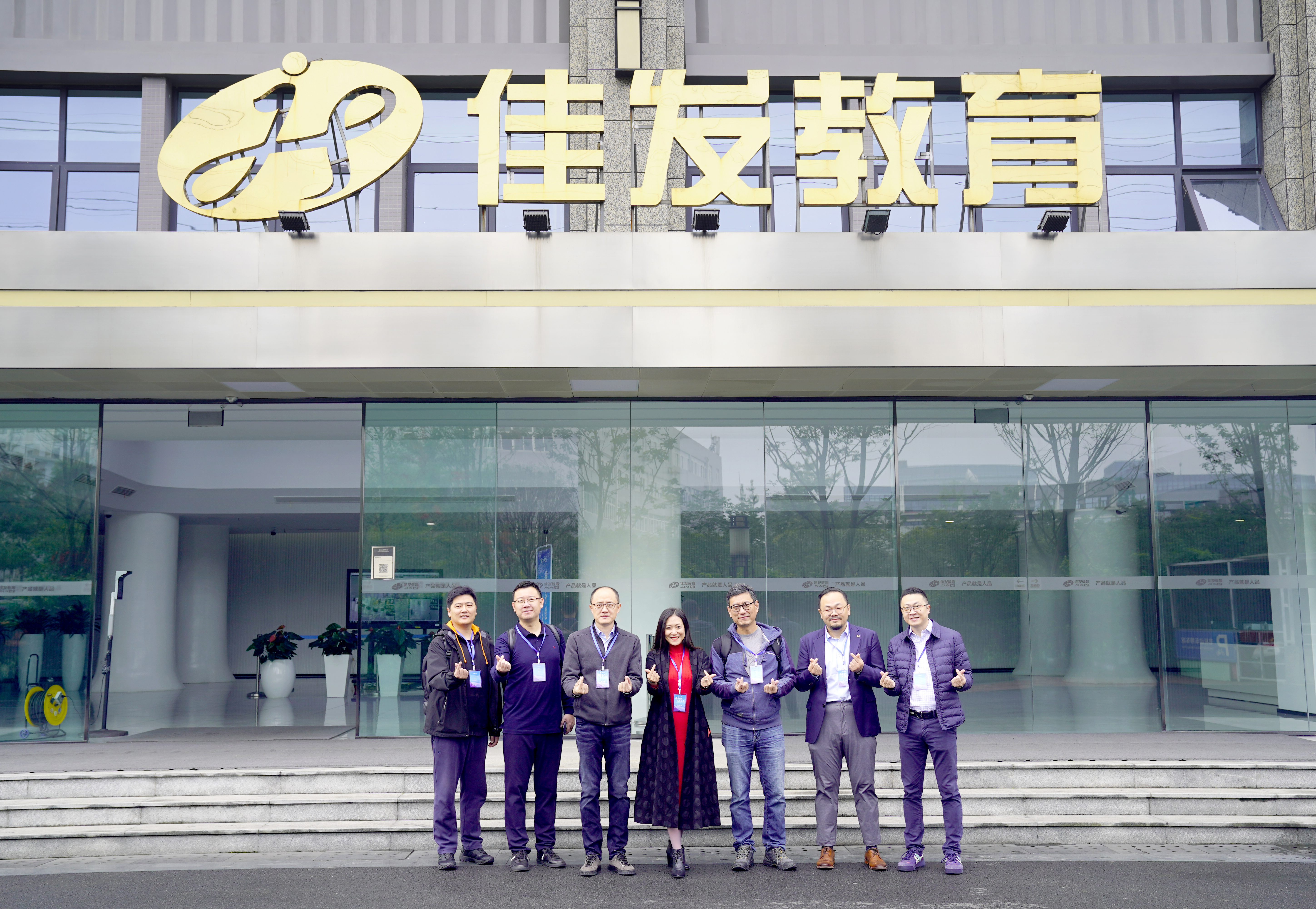 1635328946929575.jpg 合影留恋.jpg