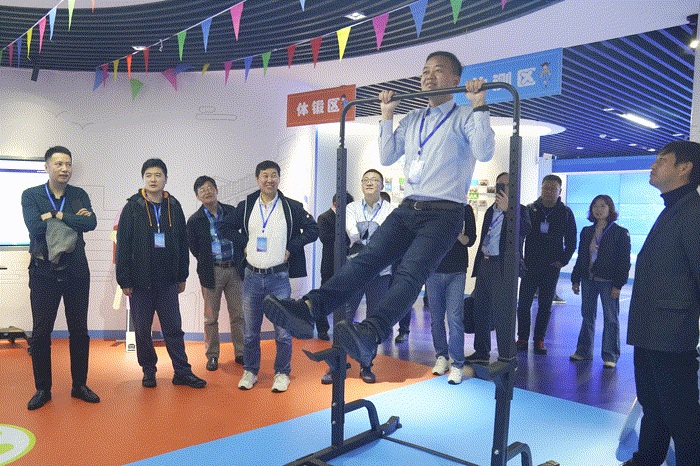 1635329093830919.gif 展厅参观 动图.GIF